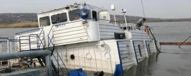 В Ростовской области на реке Аксай затонуло перевозившее нефтепродукты судно